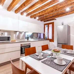 Central Apt Venezia