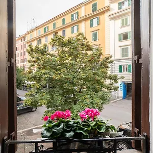 https://domus-pietrae.it-romehotels.com